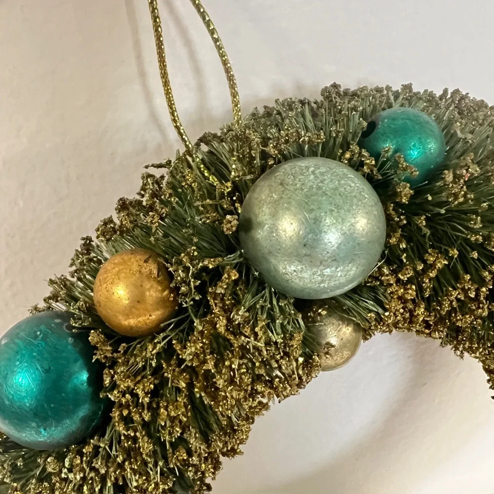 Vintage MCM Bottle Brush Christmas Wreath gold flocked plastic ball ornaments 9”